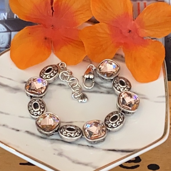 🛍Treat You Time🛍 is your wardrobe, spring ready? Come on in and shop🛍️ - Picture 11 of 16